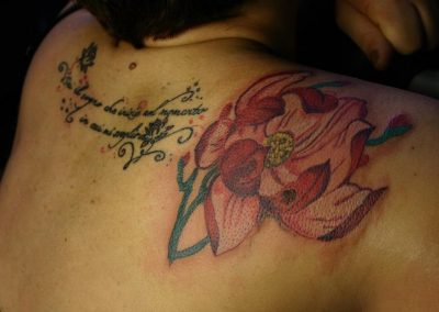 Bologna fiore tatuaggio spalla colore lettering Via Goito 10a