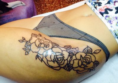 rose tattoo gamba coscia nero sexy Bologna Via Goito 10a