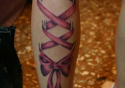 tatuaggio gamba donna fiocco bow rosa bellissimo bologna