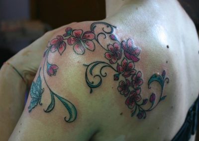 fiori ciliegio spalla colore tattoo tatuaggio Bologna centro Via Goito 10a