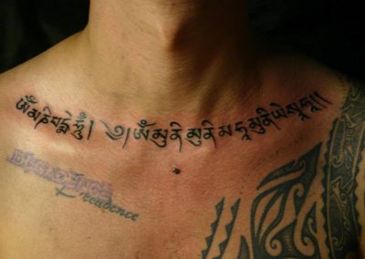 microdermal tatuaggio tribale collo scritta Bologna black